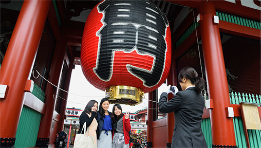 皇居や浅草寺の下車案内、ドライバーによる観光案内も可能